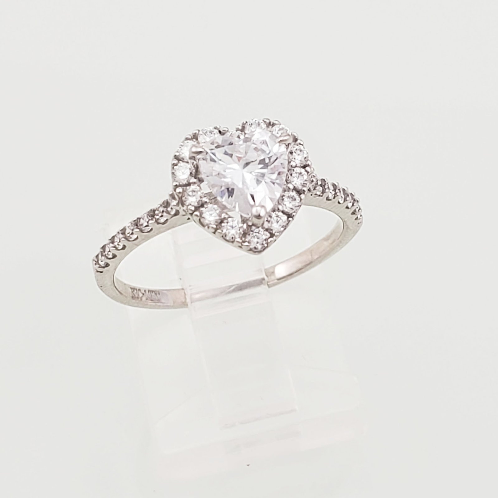 20210118_183525-1 Anillo Compromiso Corazon con Halo de Zircones - Oro Blanco 14Kts - Image 1