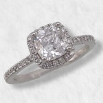 Anillo de Compromiso Halo Cushion con Diamantes Pave (0.22 Ct) - Oro Blanco 18Kts