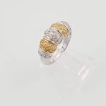 Anillo c/ Relieve & Diamantes - Oro Dos Tonos 14Kts