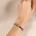 Pulsera Ovalada Entorchada con Rombos - Oro Blanco 18 Kts - Image 3