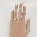 Anillo de Compromiso c/ Engaste de 4 Garras y Halo de Diamantes 0.05 Ct - Oro Blanco 18Kts - Image 2