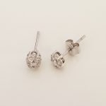 Zarcillos Post Mini Flor c/ Diamantes (0.26 Ct.) - Oro Blanco 18Kts.