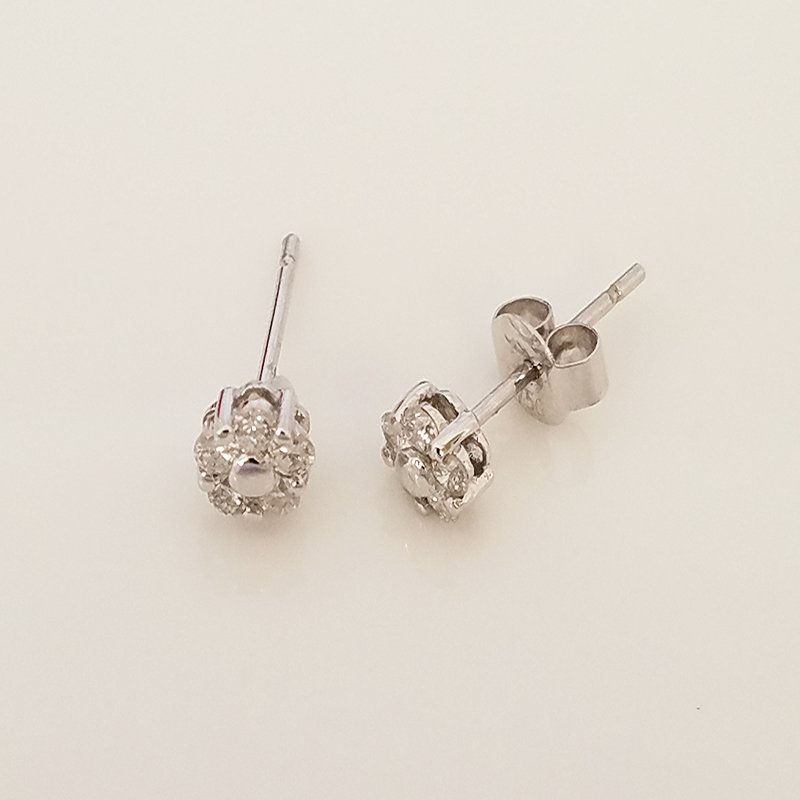 EUG-213 Zarcillos Post Mini Flor c/ Diamantes (0.26 Ct.) - Oro Blanco 18Kts. - Image 1
