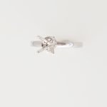 Anillo de Compromiso c/ Engaste de 4 Garras y Halo de Diamantes 0.05 Ct - Oro Blanco 18Kts - Image 3