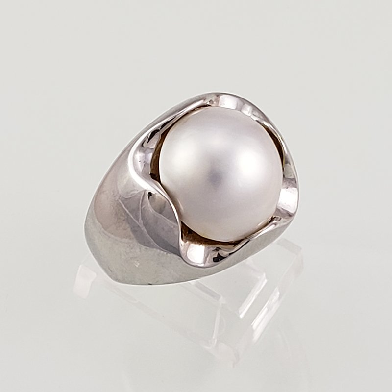EUG397C79 Anillo con Perla Central - Oro Blanco 18Kts - Image 1