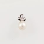 Dije Perla c/ Flor de Liz - Oro Blanco 18Kts