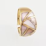 Anillo con Madreperla en Tonos Rosa y Diamantes - Oro Amarillo 18Kts