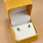 Zarcillos (5 x 7 mm) Esmeralda Ovaladas & Diamantes (Post) - Oro Amarillo 18Kts - Image 2