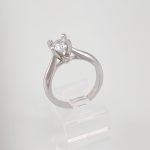 Anillo Compromiso c/ 2 Diamantes (0.28 Ct) & Zircon Central - Oro Blanco 18Kts - Image 4