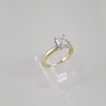 Anillo de Compromiso c/ Diamantes & Zircon Central - Oro Blanco 14Kts - Image 2