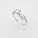Anillo Compromiso Aro c/ Zircones & Corazones - Oro Blanco 18Kts