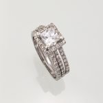 Set Anillo de Compromiso Corte de Princesa c/ Zircones Pavé + Aro Matrimonio - Oro Blanco 14Kts