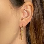 Zarcillos Post Largos Póker con Diamantes (0.16 Ct) - Oro Amarillo 18Kts - Image 2