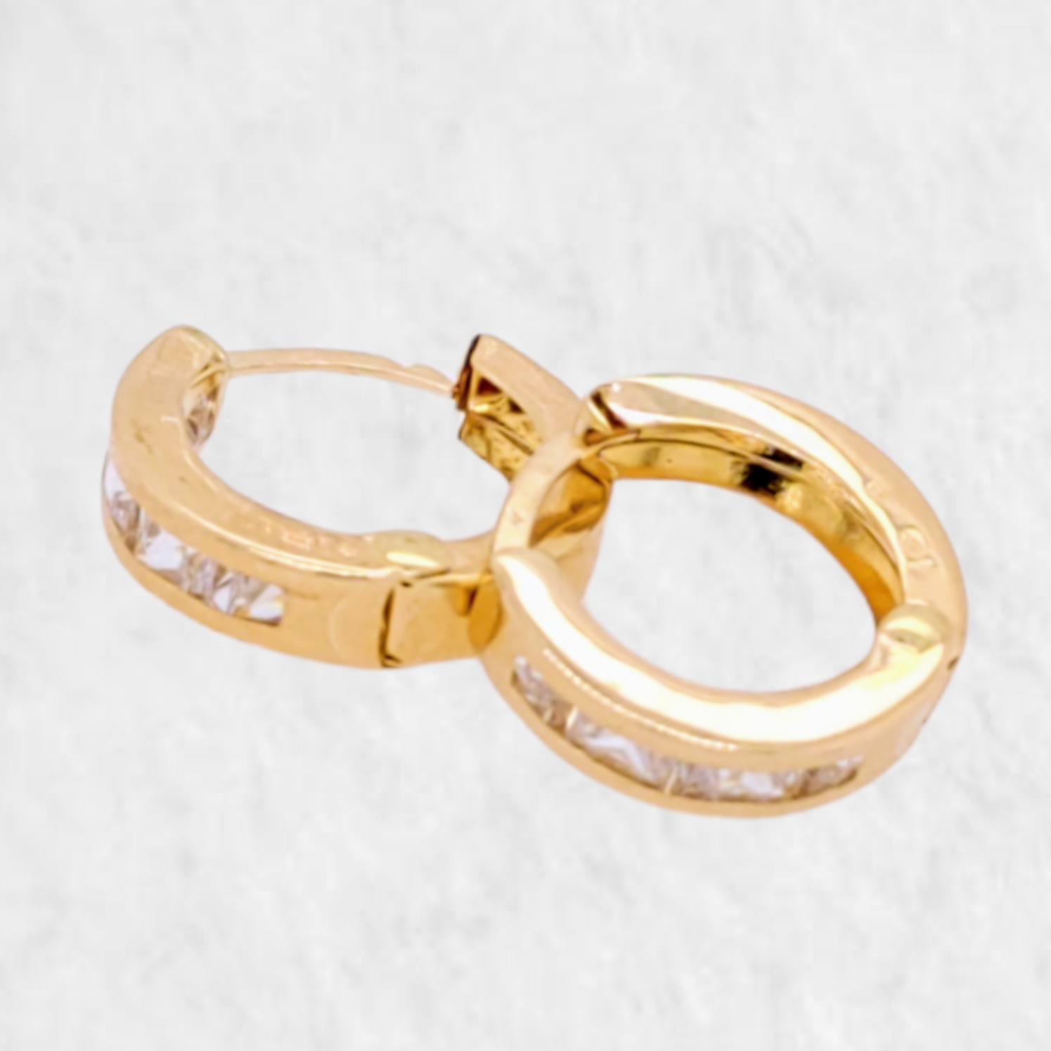 PhotoRoom-20220711_154941-e1657575060442 Huggies (12 mm) c/ Zircones Carre (3 mm) - Oro Amarillo 18Kts - Image 1