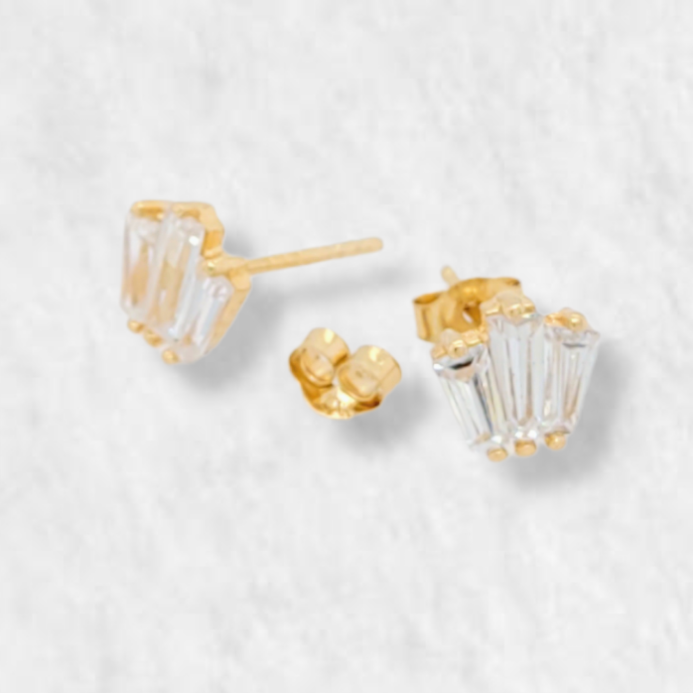 PhotoRoom-20220712_164912-e1657662244835 Zarcillos (6 x 6 mm) 3 Zircones Baguette - Oro Amarillo 14Kts - Image 1