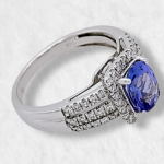 Anillo Compromiso c/ Tanzanita Central Ovalada c/ Halo de Diamantes - Oro Blanco 14Kts