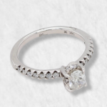 Anillo Compromiso c/ Diamante Oval Central & Aro c/ Diamantes Pave - Oro Blanco 14Kts
