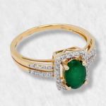 Anillo Compromiso c/ Esmeralda Oval & Halo de Diamantes - Oro Amarillo 14Kts