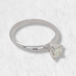 Anillo Compromiso c/ Diamante Solitario Carre - Oro Blanco 14Kts
