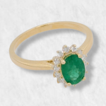 Anillo Compromiso c/ Esmeralda Ovalada & Halo de Diamantes - Oro Amarillo 14Kts
