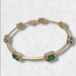 Brazalete (17.5 cm) c/ 7 Esmeraldas c/ Halo de Diamantes - Oro Amarillo 18Kts