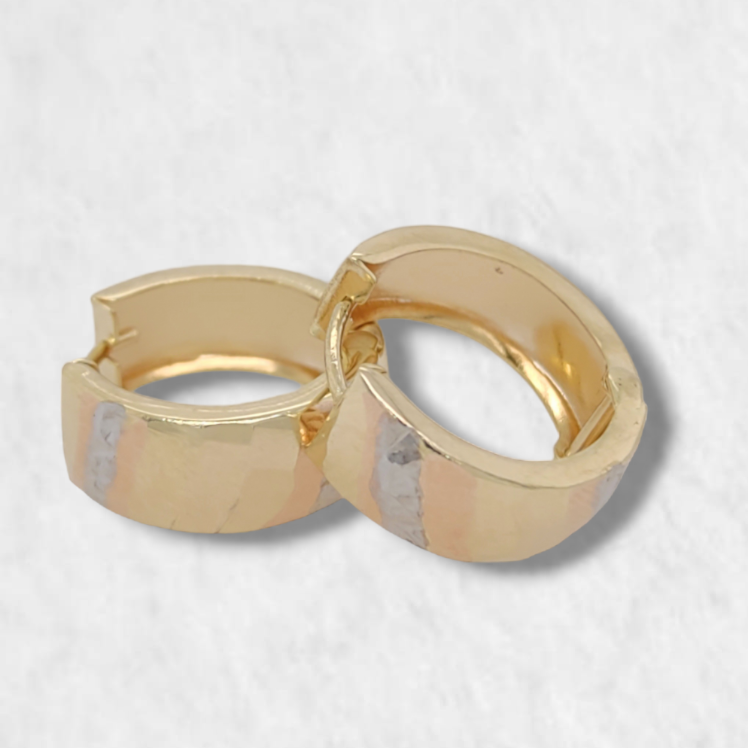 PhotoRoom-20230621_131723-e1687448442129 Huggies (15 mm) Lineas Diagonales Diamantadas & Satinadas (6 mm) - Oro Tres Tonos 18Kts - Image 1