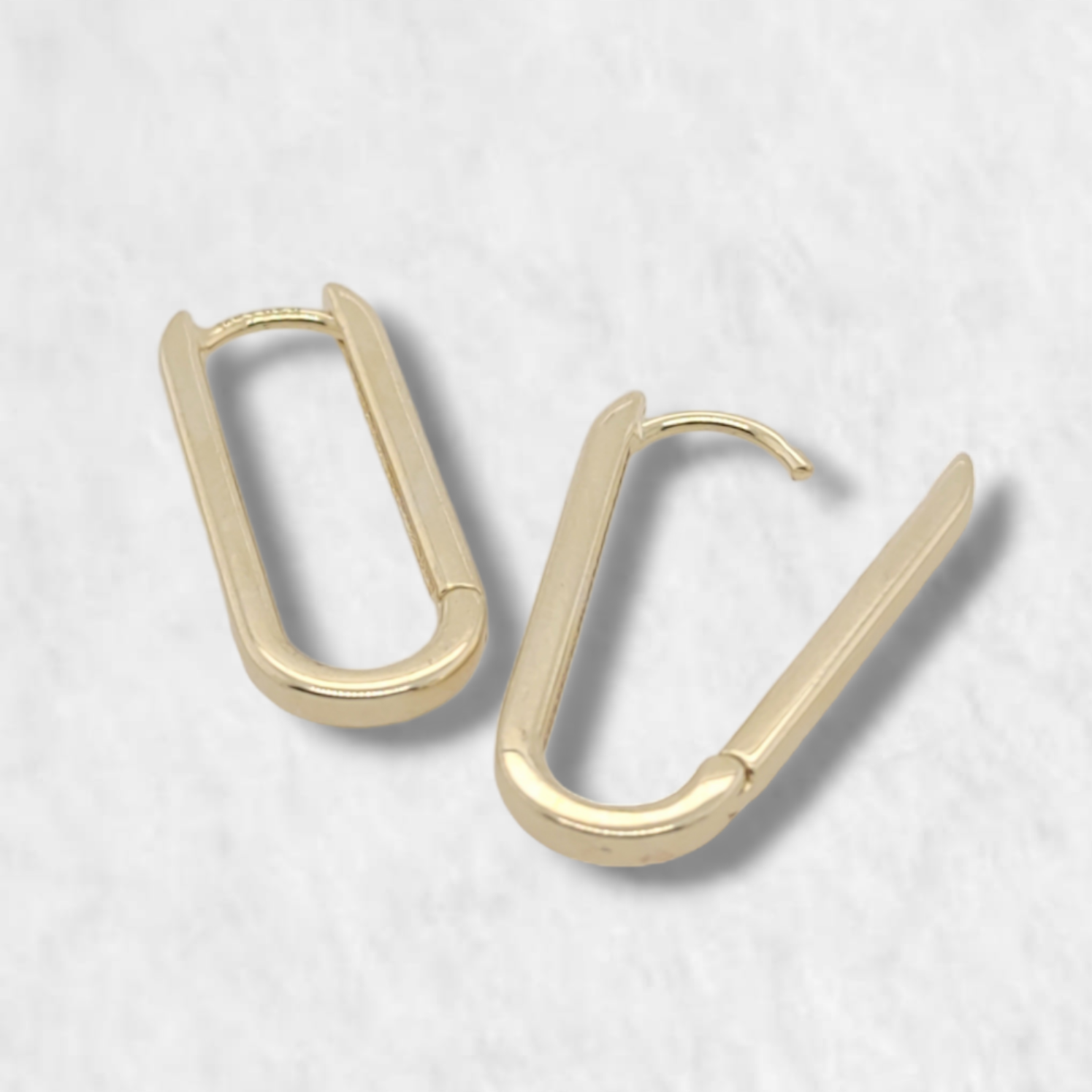 PhotoRoom-20230624_155428-e1687825588495 Huggies (24 x 10 mm) Ovalados Paper Clip (2 mm) - Oro Amarillo 14Kts - Image 1