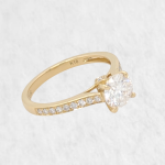 Anillo de Compromiso c/ Aro Diamantes Pave & Moissanite Central (0.77 ct) - Oro Amarillo 18Kts
