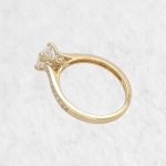 Anillo de Compromiso c/ Aro Diamantes Pave & Moissanite Central (0.77 ct) - Oro Amarillo 18Kts - Image 2