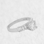 Anillo de Compromiso c/ Aro Diamantes Pave & Moissanite Central (0.77 ct) - Oro Amarillo 18Kts - Image 5