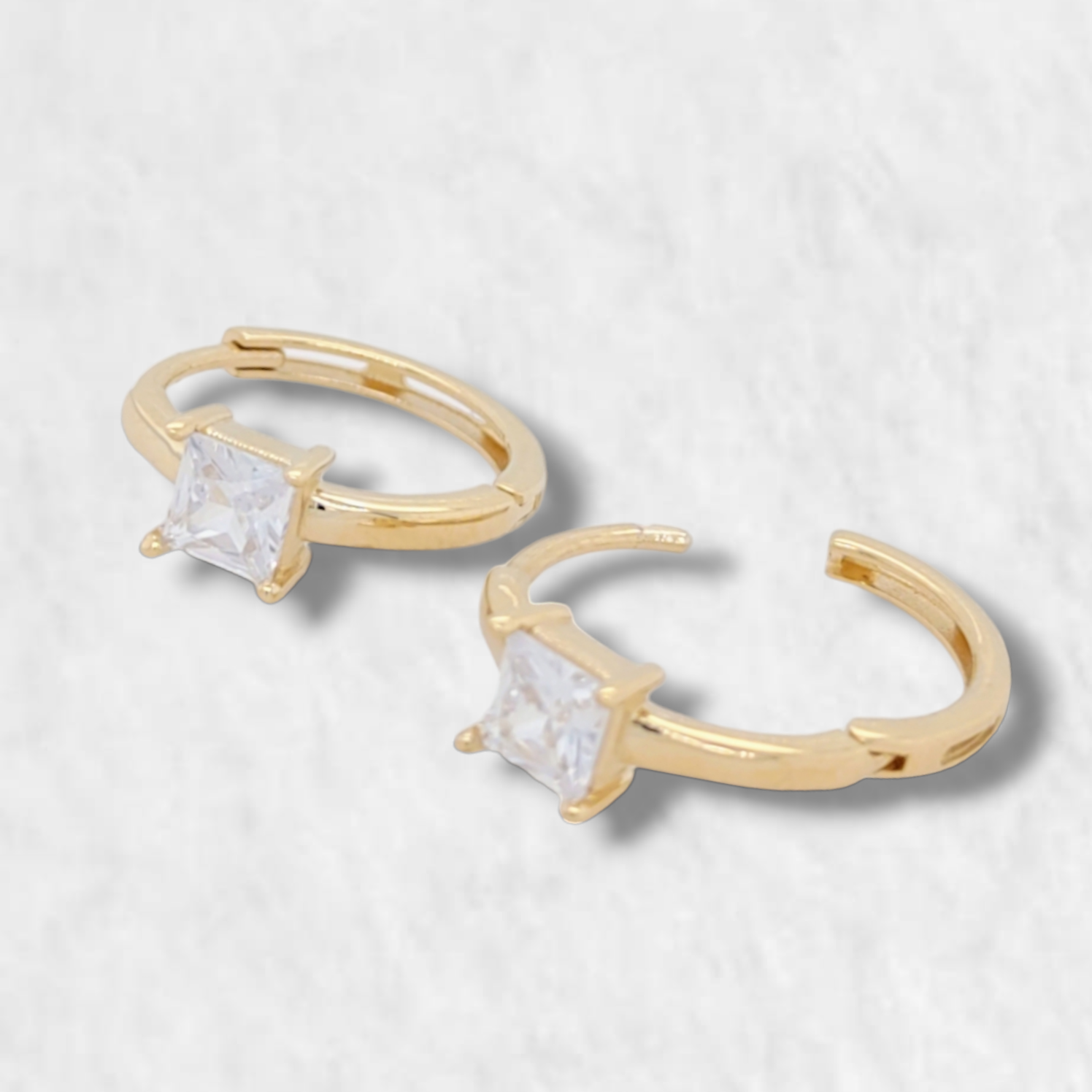 PhotoRoom-20231020_153737-e1697832150973 Huggies (14 mm) c/ Zircon Princess Cut - Oro Amarillo 14Kts - Image 1