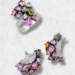 Set Anillo y Zarcillos Cierre Omega de Zafiros de Colores y Diamantes - Oro Blanco 18 Kts