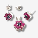 Set Zarcillos & Dije Flores de Zafiro Azul y Rubí - Oro Blanco 18Kts