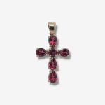 Cruz (16 x 22 mm) c/ Granates en Gota & Redondo Central - Oro Amarillo 14Kts