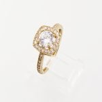 Anillo de Compromiso Halo Corte Princesa c/ Zircones Pavé - Oro Amarillo 14Kts