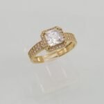 Anillo Compromiso Zircon "Princess Cut" y Zircones Micro Pave - Oro Amarillo 14 Kts