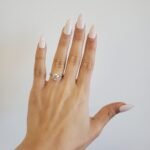 Anillo (2.04 Ct) Compromiso c/ Diamante Central Labgrown & Cintillos Diamantes Pave en Base - Oro Blanco 18Kts - Image 3