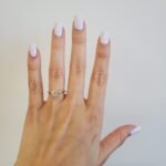 Anillo (0.50 Ct) Compromiso c/ Diamante Labgrown Solitario 4 Prongs c/ Aro Liso - Oro Amarillo 18Kts - Image 2
