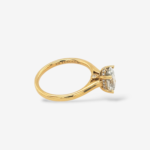 Anillo (1.02 Ct) Compromiso Diamante Labgrown Certificado Oval c/ Cesta de Diamantes Pave - Oro Amarillo 18Kts - Image 2
