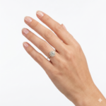 Anillo (0.82 Ct) Compromiso Diamante Redondo Labgrown c/ Halo & Aro de Diamantes (0.20 Ct) - Oro Amarillo 18Kts - Image 2