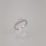 Anillo de Compromiso c/ Aro en Diamantes & Diamante Central - Oro Blanco 18Kts