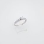 Anillo Compromiso c/ Diamante 0.20Ct & Aro Media Cana - Oro Blanco 18Kts