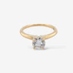 Anillo (0.70 Ct) Compromiso c/ Diamante Labgrown Solitario 4 Prongs c/ Aro Liso - Oro Amarillo 18Kts