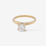Anillo (0.50 Ct) Compromiso c/ Diamante Labgrown Solitario 4 Prongs c/ Aro Liso - Oro Amarillo 18Kts