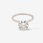 Anillo (2.04 Ct) Compromiso c/ Diamante Central Labgrown & Cintillos Diamantes Pave en Base - Oro Blanco 18Kts