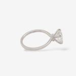 Anillo (2.04 Ct) Compromiso c/ Diamante Central Labgrown & Cintillos Diamantes Pave en Base - Oro Blanco 18Kts - Image 2