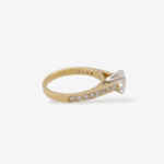 Anillo (0.94 Ct) Compromiso c/ Diamante LG Estilo Catedral c/ Diamantes & 4 Prongs (0.29 Ct) - Oro Dos Tonos 18Kts - Image 2