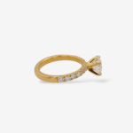 Anillo (0.94 Ct) Compromiso c/ Diamante LG Estilo Catedral c/ Diamantes & 4 Prongs (0.29 Ct) - Oro Dos Tonos 18Kts - Image 11