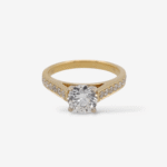Anillo (0.94 Ct) Compromiso c/ Diamante LG Estilo Catedral c/ Diamantes & 4 Prongs (0.29 Ct) - Oro Dos Tonos 18Kts