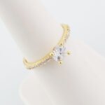 Anillo de Compromiso con Zircón Corte Redondo y Zircones Pavé - Oro Amarillo 14Kts